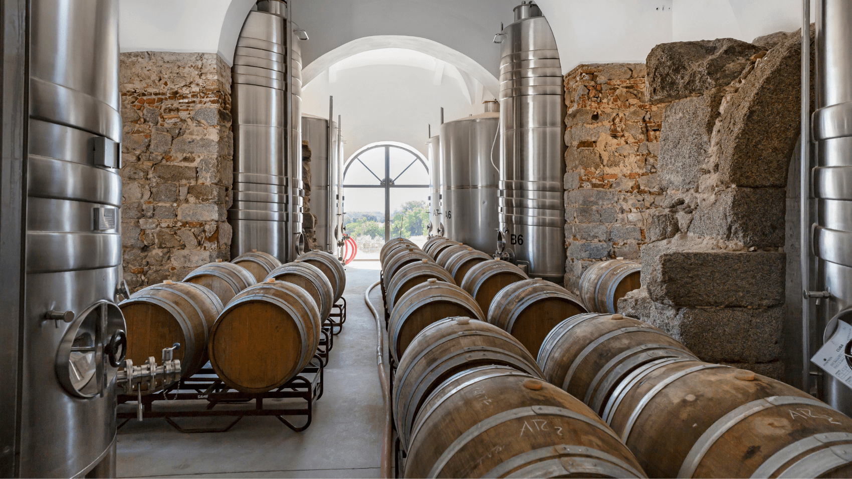 Imagem das cubas no interior da Adega Fitapreta Vinhos.